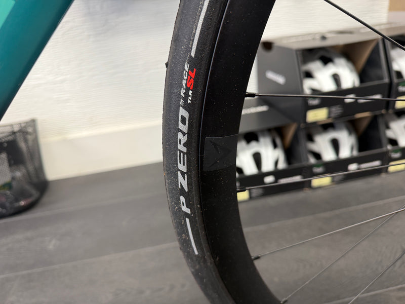 Cargue la imagen en el visor de la galería, 2026 Bianchi Aquila Disc Tri Rival AXS - Triathlon Bike
